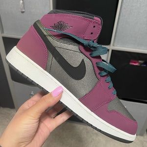 Jordan 1 Retro High Mulberry 2017 NEW!!